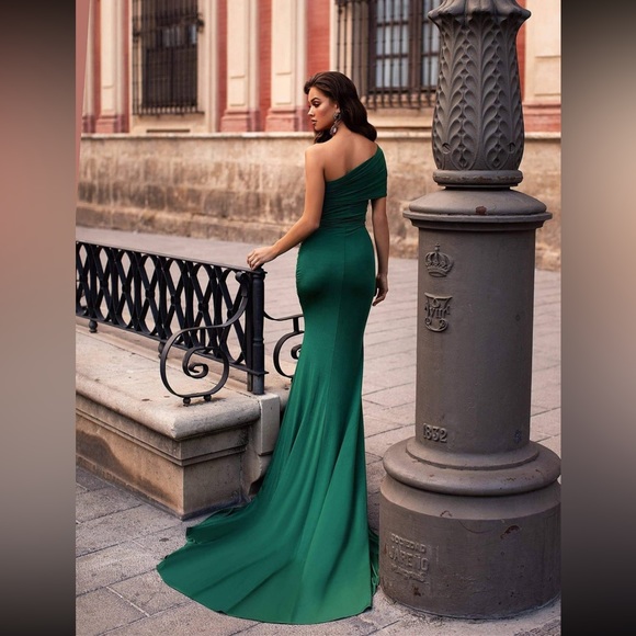 Dress - Picture 6 of 6